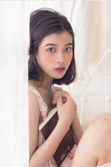 办公室女老板趴床上